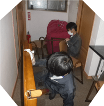 室内で家具を拭いて綺麗にしている場面